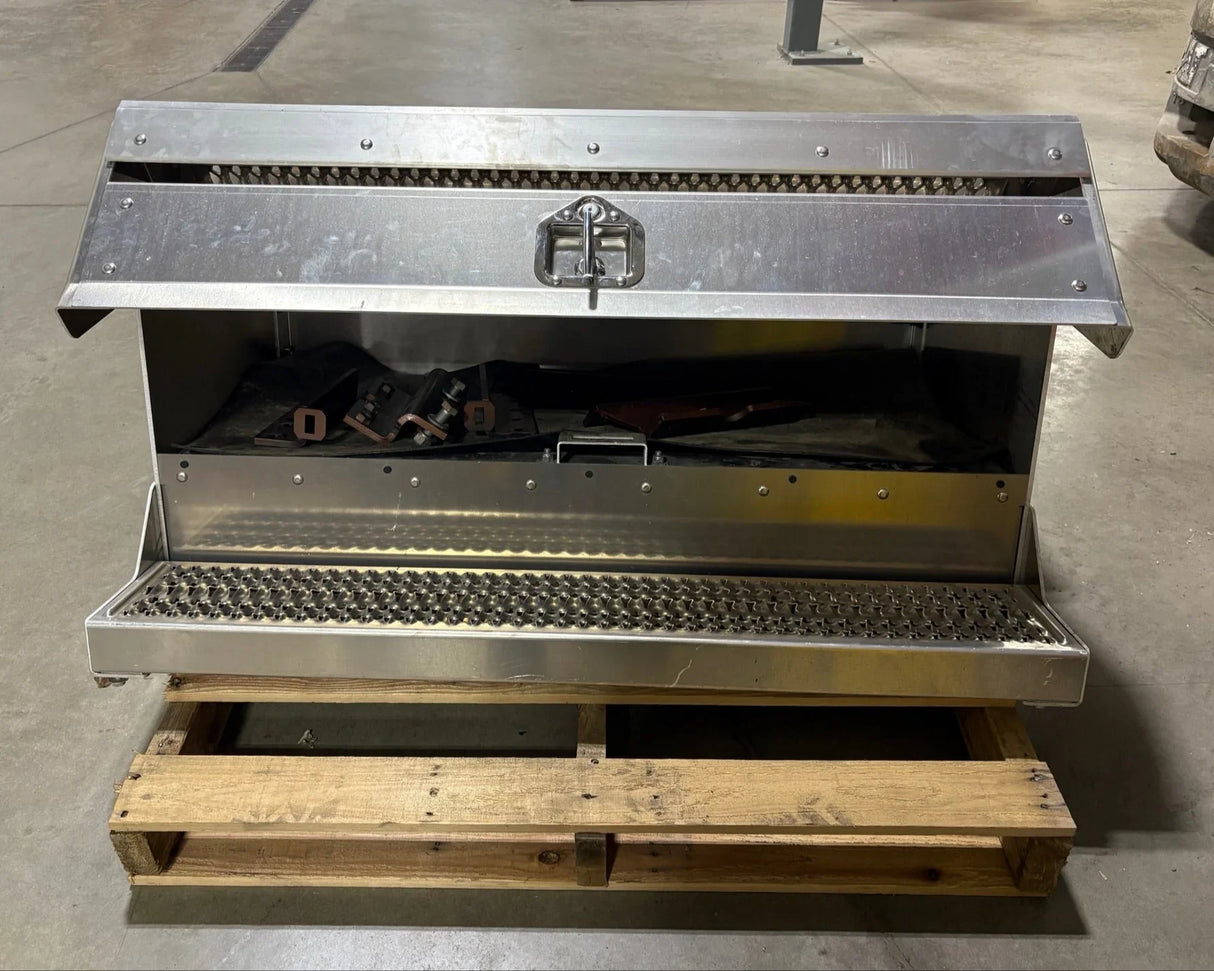 Peterbilt 589 44" Lockable Toolbox Steps