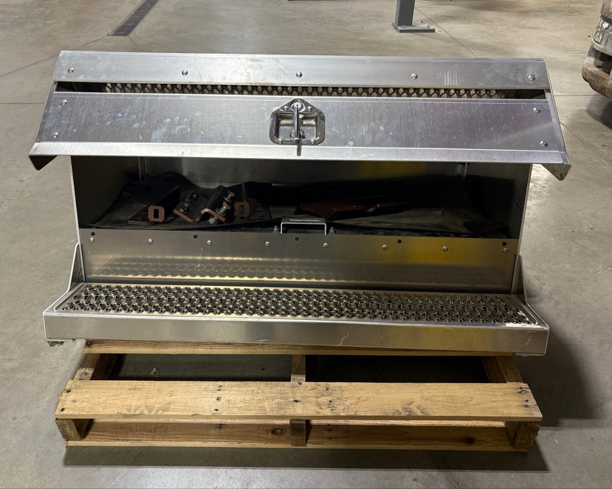 Peterbilt 589 44" Lockable Toolbox Steps